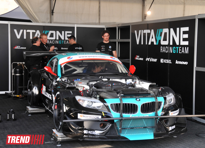 В Баку стартовал парад гоночных машин, участвующих в City Challenge (Фото)